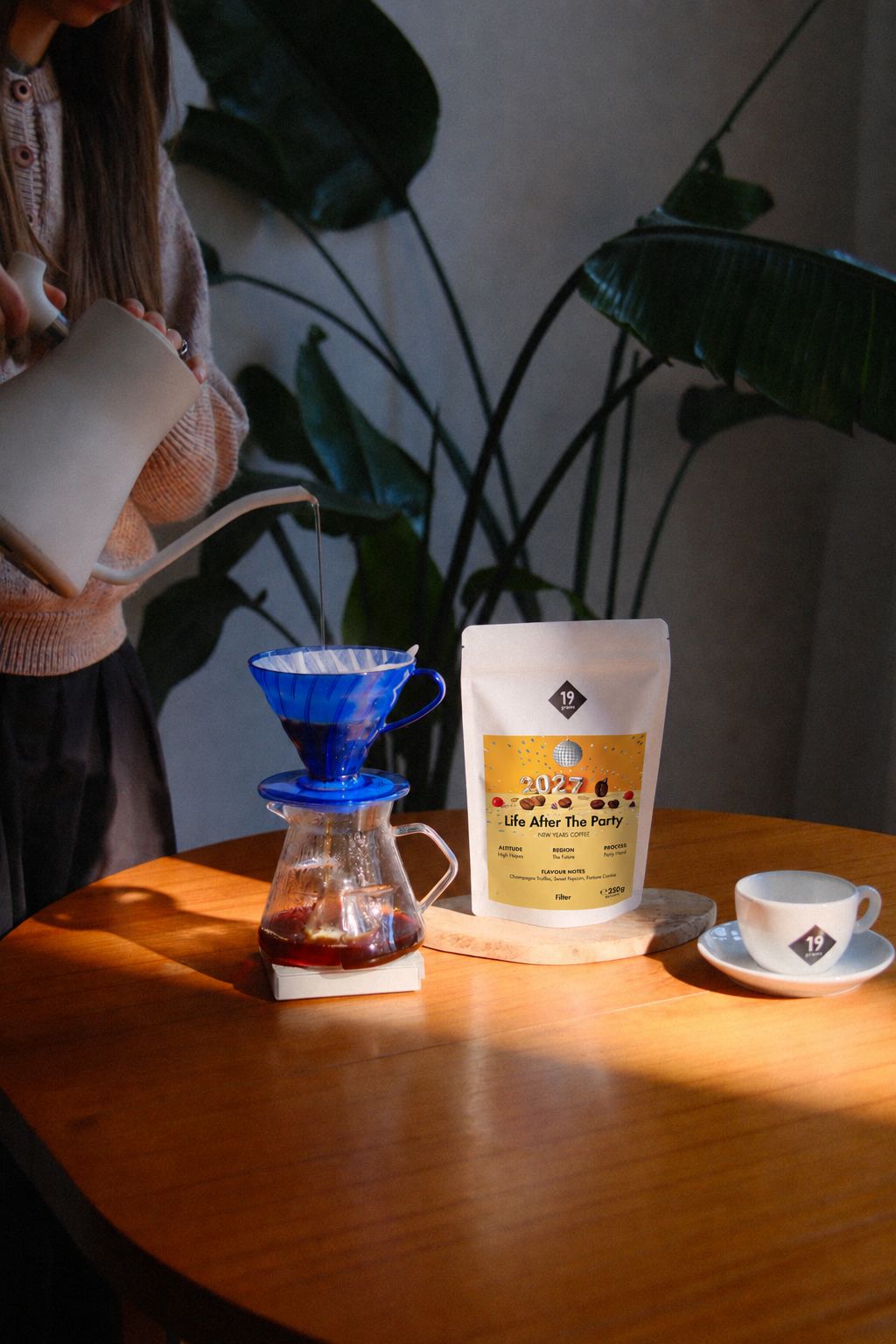 19grams Life After The Party Kaffee – 250 g – Wasser wird aus einer Kanne in einen blauen Handfilter gegossen, daneben der Kaffeebeutel