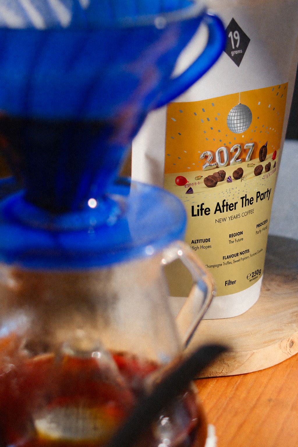 19grams Life After The Party Kaffee – 250 g – Nahaufnahme des Neujahrslabels mit Altitude, Region, Process und Flavour Notes, davor ein blauer Handfilter