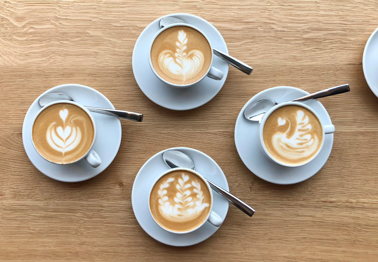 4 Lattes mit verschiedenen Motiven