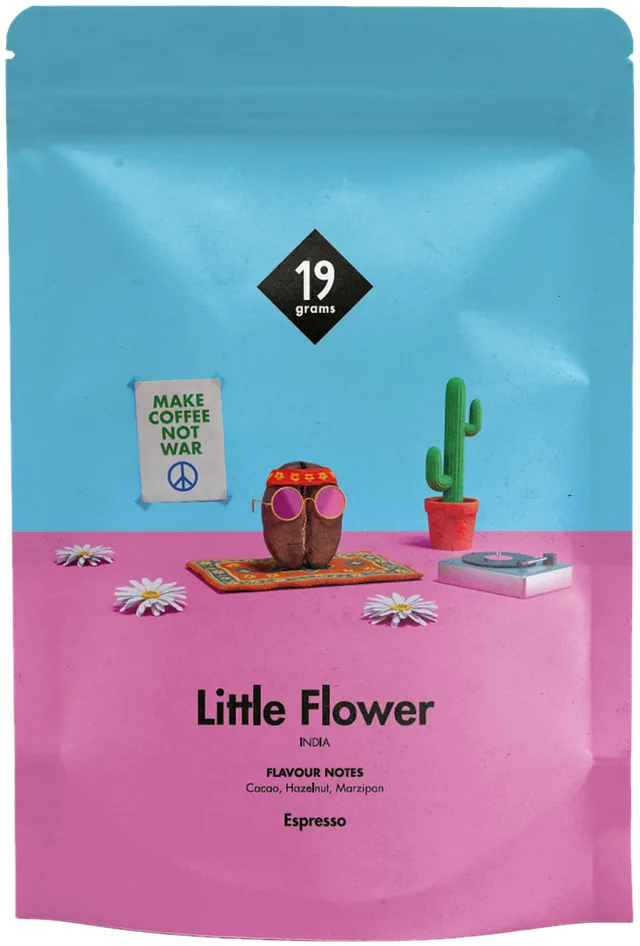 Little-Flower-Tüte 250 g: eine Kaffeebohne mit Stirnband und pinker Sonnenbrille auf einem Teppich, daneben Kaktus, Plattenspieler und Gänseblümchen