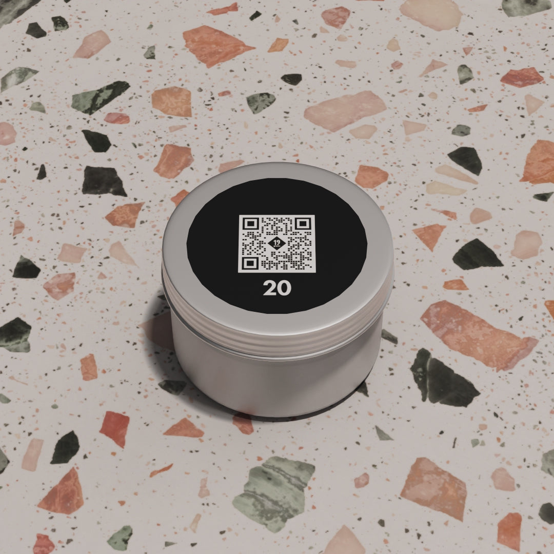 19grams Adventskalender 2026 – Videoclip der silbernen Kaffeedose Nr. 20 mit QR-Code und Zahl auf dem Deckel auf einer Terrazzo-Fläche