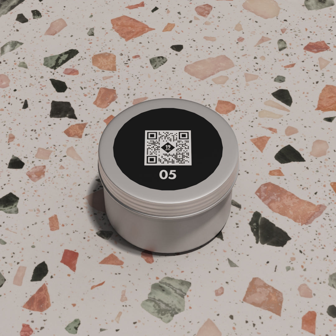 19grams Adventskalender 2026 – Videoclip der silbernen Kaffeedose Nr. 5 mit QR-Code und Zahl auf dem Deckel auf einer Terrazzo-Fläche
