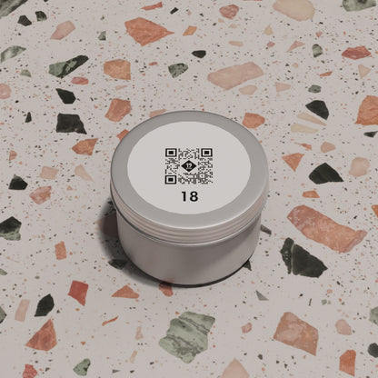 19grams Adventskalender 2026 – Videoclip der silbernen Kaffeedose Nr. 18 mit QR-Code und Zahl auf dem Deckel auf einer Terrazzo-Fläche