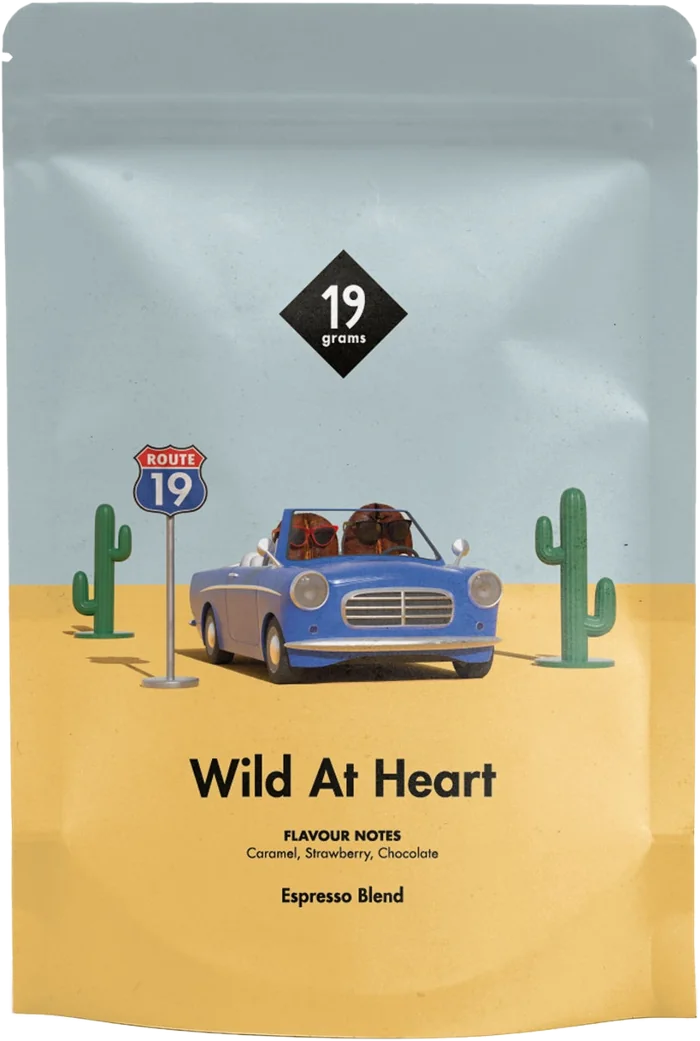 Die Wild-at-Heart-Tüte: ein blaues Cabrio mit zwei Kaffeebohnen mit Sonnenbrillen an der Route 19, zwischen Kakteen in der Wüste