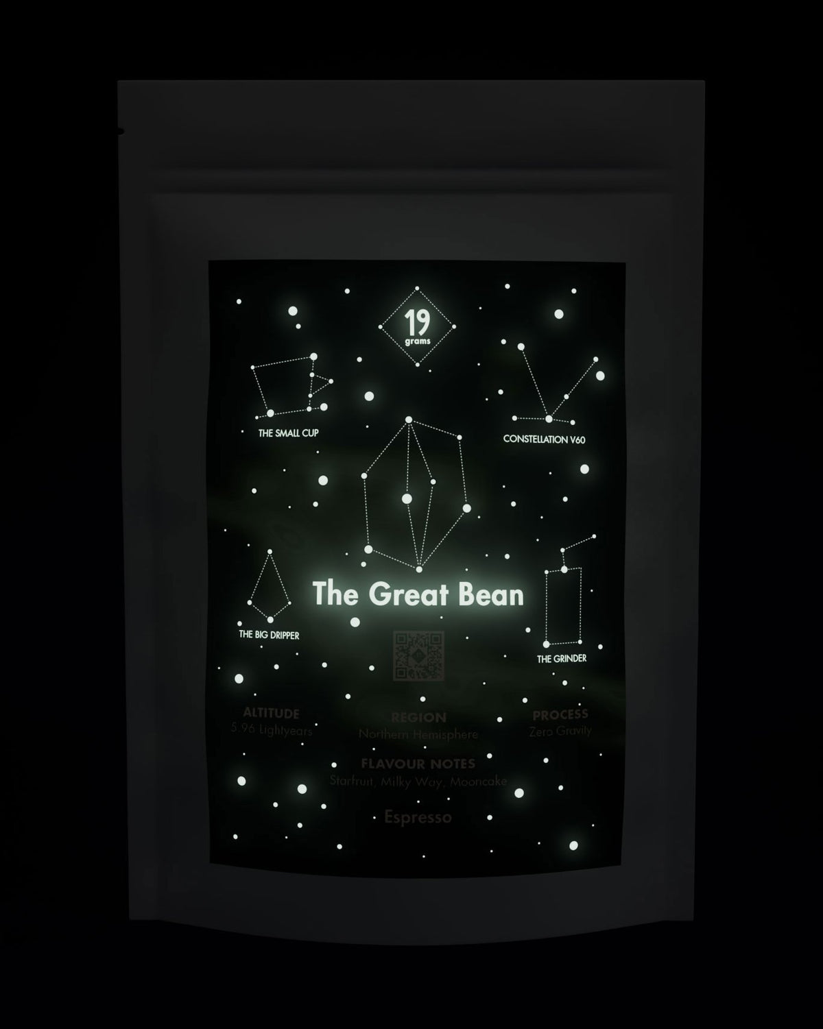 19grams The Great Bean Kaffee – 250 g – Mood-Shot: Sterne und Name auf dem Etikett leuchten im Dunkeln