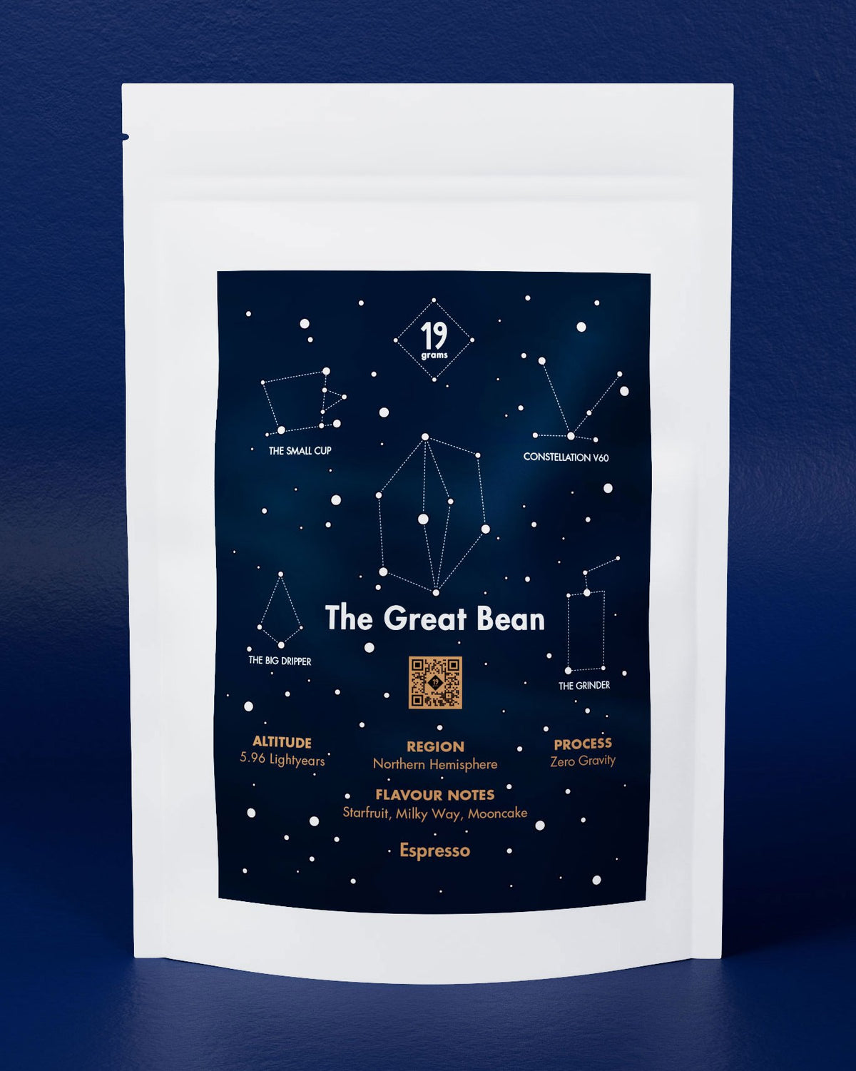 19grams The Great Bean Kaffee – 250 g – Mood-Shot: Tüte mit Sternbild-Etikett vor dunkelblauem Hintergrund, Licht an