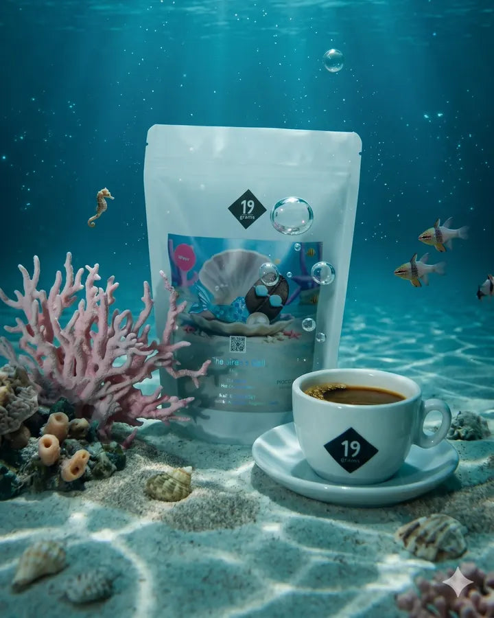 19grams The Siren’s Call Kaffee – 250 g – Tüte und Espressotasse auf dem Meeresboden zwischen Korallen