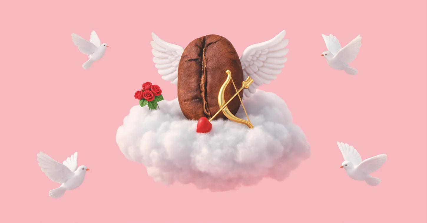 Etikett-Motiv: Kaffeebohne mit Engelsflügeln, goldenem Bogen, Herz und Rosen auf einer Wolke, umgeben von weißen Tauben